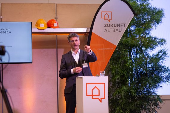 Das Foto zeigt Tilo Kurtz bei seinem Vortrag auf dem Herbstforum Altbau 2021. 