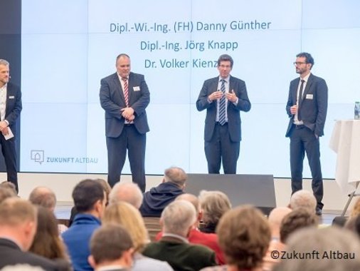 Foto einer Diskussion zwischen Jörg Knapp, Dr.Volker Kienzlen und Danny Günther bei einem Vortrag von Zukunft Altbau.