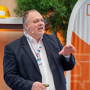 Das Foto zeigt Jörg Knapp, Leiter Referat Technik, Fachverband Sanitär-Heizung-Klima Baden-Württemberg, bei seinem Vortrag auf dem Herbstforum Altbau 2025