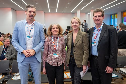 Auf dem Foto sind Landesumweltministerin Thekla Walker (3.v.l.) sowie Prof. Dr.-Ing. Martina Hofmann, Jan Münster und Dr.-Ing. Volker Kienzlen, Geschäftsführung der KEA-BW, zu sehen.