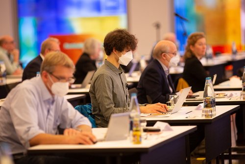 Das Foto zeigt mehrere Personen sitzend im Zuschauerraum beim Herbstforum Altbau 2021.