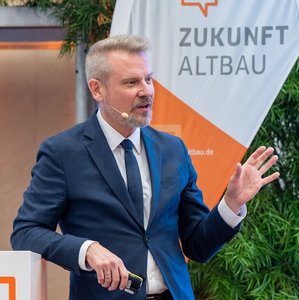 Das Foto zeigt Prof. Dr. Christian Stöcker, Professur für Digitale Kommunikation am Department Information, Hochschule für Angewandte Wissenschaften Hamburg (HAW Hamburg) und Spiegel-Kolumnist, bei seinem Vortrag auf dem Herbstforum Altbau 2025