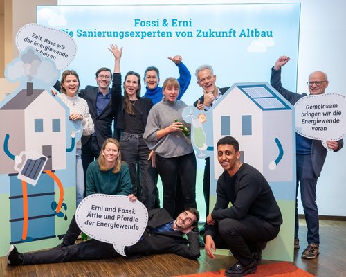 Das Foto zeigt mehrere Personen beim Posieren vor der Fotowand auf dem Herbstforum Altbau 2025.