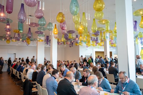 Auf dem Foto sieht man die Teilnehmenden am Herbstforum Altbau 2025 beim Mittagessen.