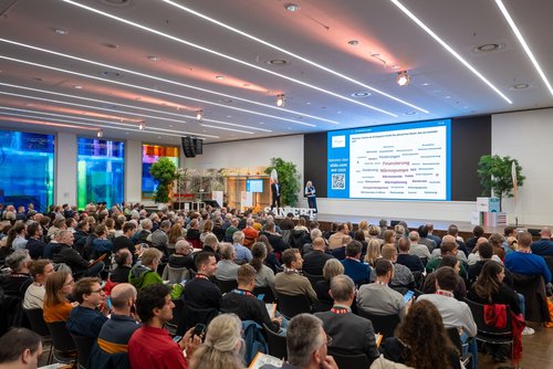 Das Foto zeigt den Zuschauerraum sowie im Hintergrund die Bühne beim Herbstforum Altbau 2025. 