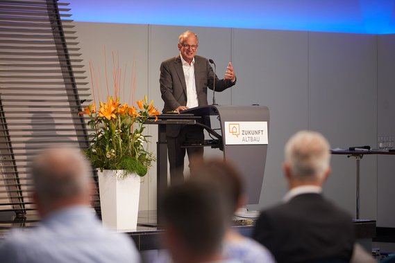 Rainer Reichhold (Präsident des BWHT) beim Sprechen des Grußworts.
