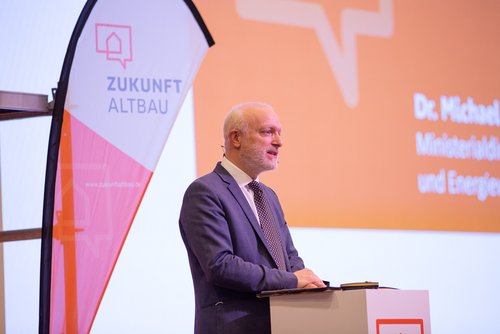 Das Foto zeigt Michael Münter auf der Bühne des Herbstforum Altbau 2021 bei seinem Vortrag.