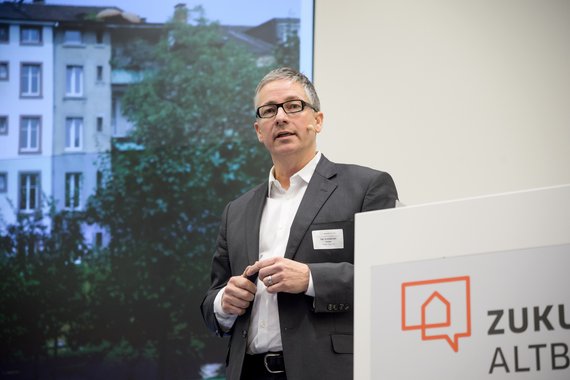 Foto von Dipl. Architekt Karl Viridén, Geschäftsleiter VR-Präsident bei Viridén + Partner AG aus Zürich bei seiner Rede auf dem Herbstforum Altbau 2017. 
