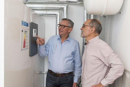 Senioren im Heizungsraum