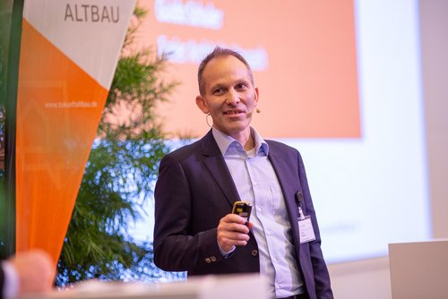 Das Foto zeigt Guido Schuler bei seinem Vortrag auf dem Herbstforum Altbau 2021.