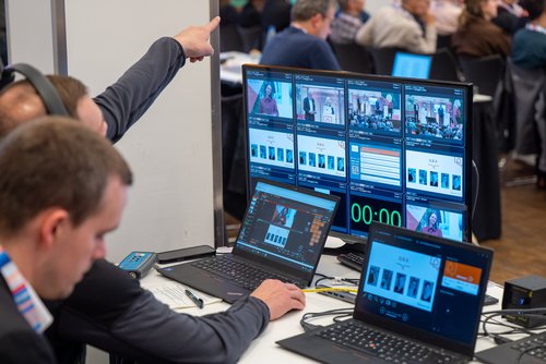 Das Foto zeigt eine Reihe von Bildschirmen, über die die Online-Übertragung des Herbstforums Altbau 2025 abgewickelt wurde.