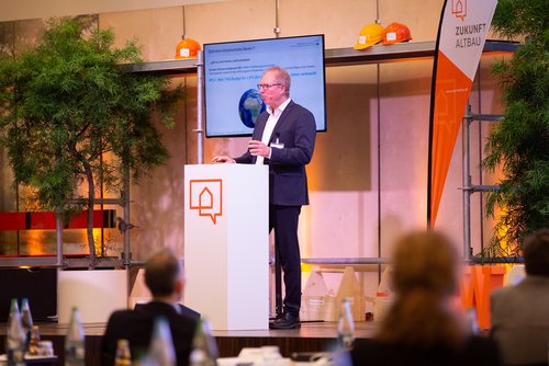 Das Foto zeigt Boris Mahler auf der Bühne des Herbstforum Altbau 2021 bei seinem Vortrag. 