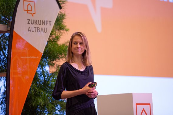 Das Foto zeigt Maren Urner auf der Bühne des Herbstforum Altbau 2021 bei ihrem Vortrag.