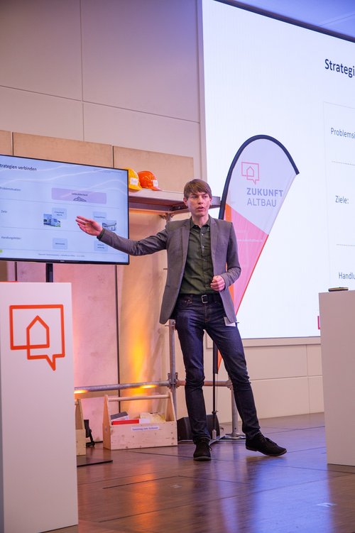 Das Foto zeigt Anselm Laube bei seinem Impulsvortrag auf dem Herbstforum Altbau 2021.