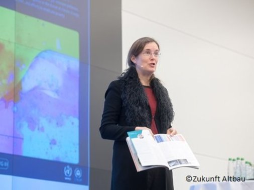 Foto von Dr. Camilla Bausch, Director des Ecologic Institut bei einem Vortrag von Zukunft Altbau.