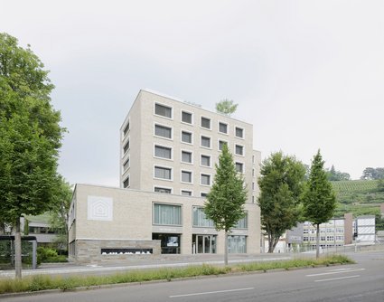 Vorher-Nachher-Vergleich: Das Büro- und Apartmenthotel B29 vor (links) und nach (rechts) der Sanierung