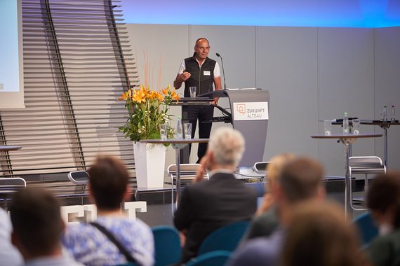 Helmut Schuler, Energieberater-Baubiologe, bei seinem Vortrag. 