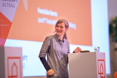 Das Foto zeigt Franziska Harms bei ihrem Vortrag auf dem Herbstforum Altbau 2021.
