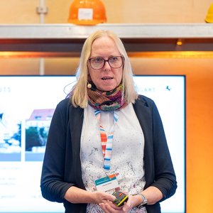 Das Foto zeigt Antonia Reiter, Mitglied der SolarScouts Stuttgart und WEG-Projektverantwortliche, bei ihrem Vortrag auf dem Herbstforum Altbau 2025