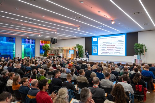 Das Foto zeigt den Zuschauerraum sowie im Hintergrund die Bühne beim Herbstforum Altbau 2025. 