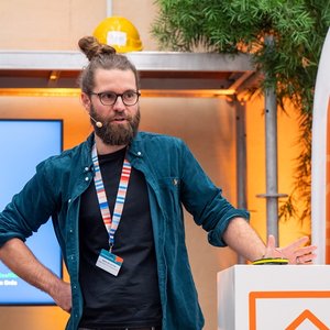 Das Foto zeigt Markus Bur am Orde, Dipl.-Ing., Ingenieurbüro für Energieeffizienz aus Königsfeld, bei seinem Vortrag auf dem Herbstforum Altbau 2025