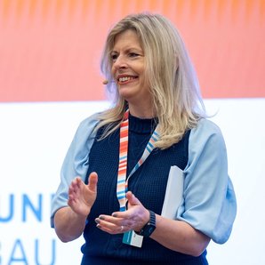 Das Foto zeigt Natasha Walker, die Moderatorin auf dem Herbstforum Altbau 2025