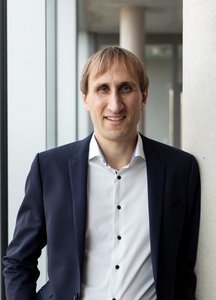 Das Foto zeigt ein Porträt von Michael Sterner