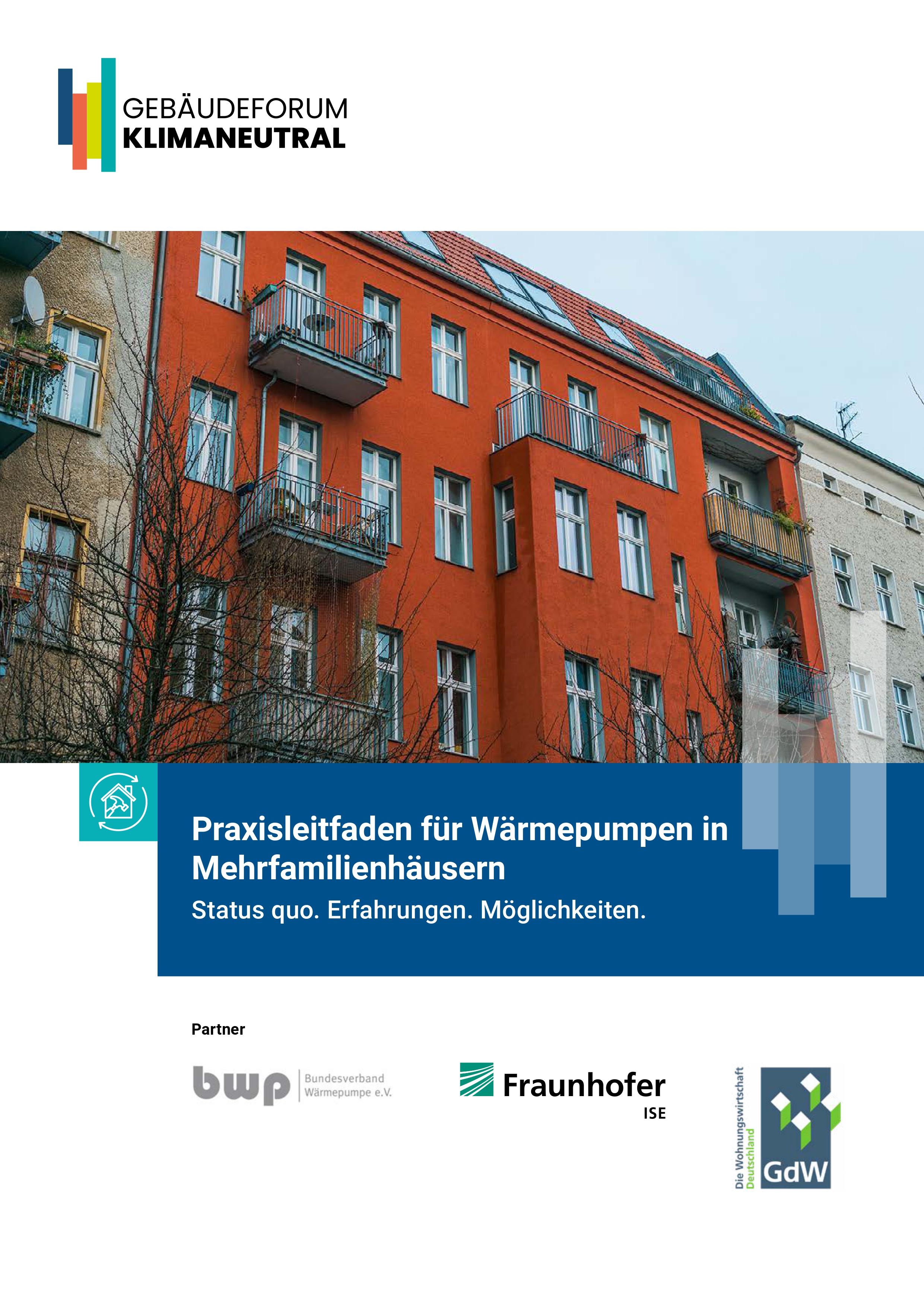 Cover eines Praxisleitfaden für Wärmepumpen in Mehrfamilienhäusern. (DENA)