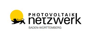 Rechts steht in schwarzer Schrift "Photovoltaik-Netzwerk Baden-Württemberg", links davon symbolisiert ein gelber Kreis die Sonne, davor ist ein schwarzes Löwen-Symbol abgebildet, das für Baden-Württemberg steht. 