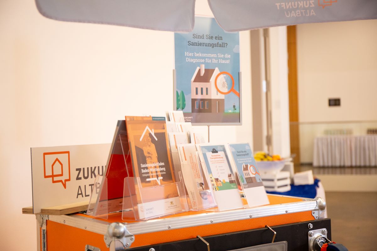 Am Pop-up-Stand von Zukunft Altbau können sich Besucherinnen und Besucher bei Beratungsgesprächen über energetische Sanierung informieren. Zudem erhalten sie dort Materialien.