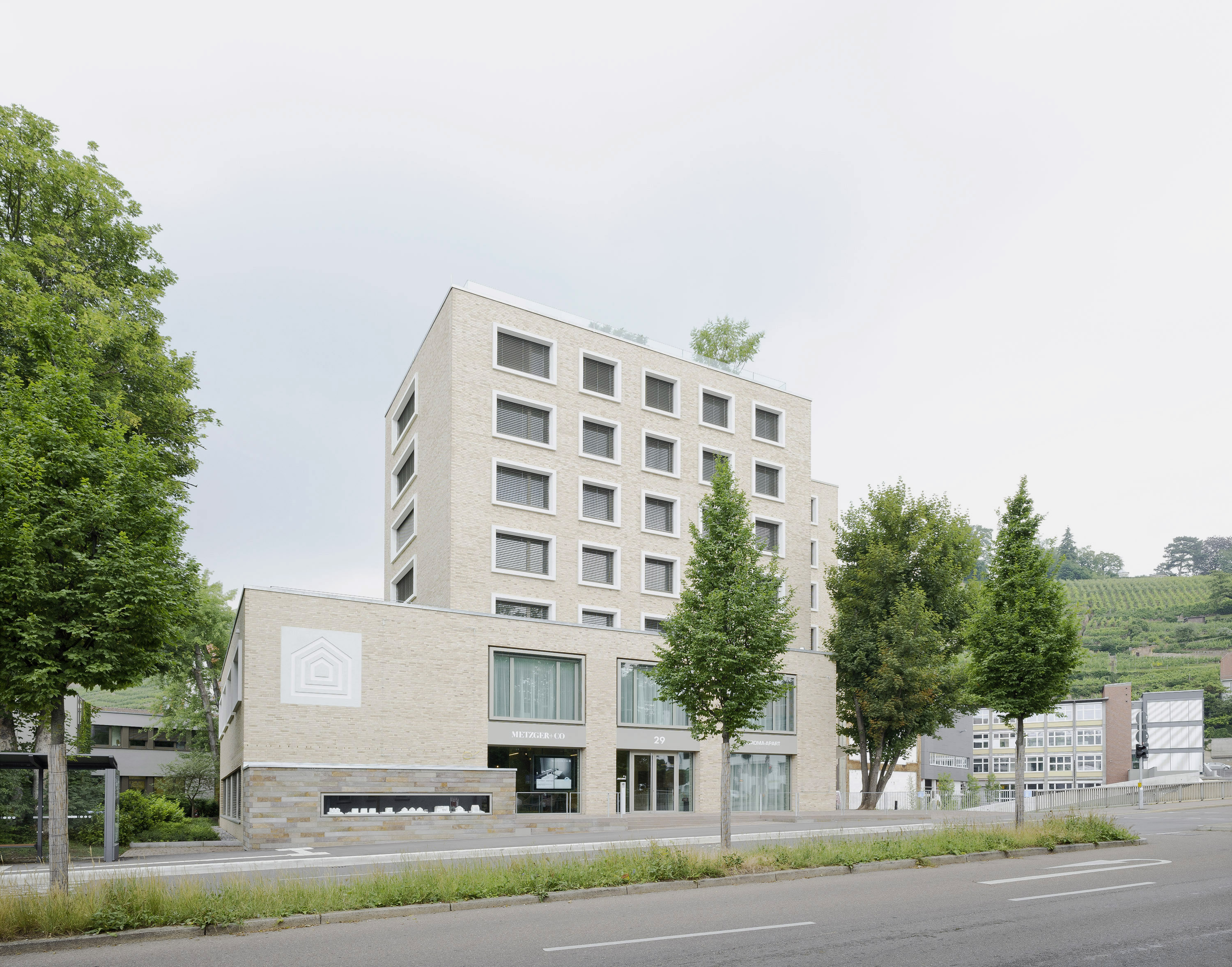 Das Büro- und Apartmenthotel B29 vor und nach der Sanierung.