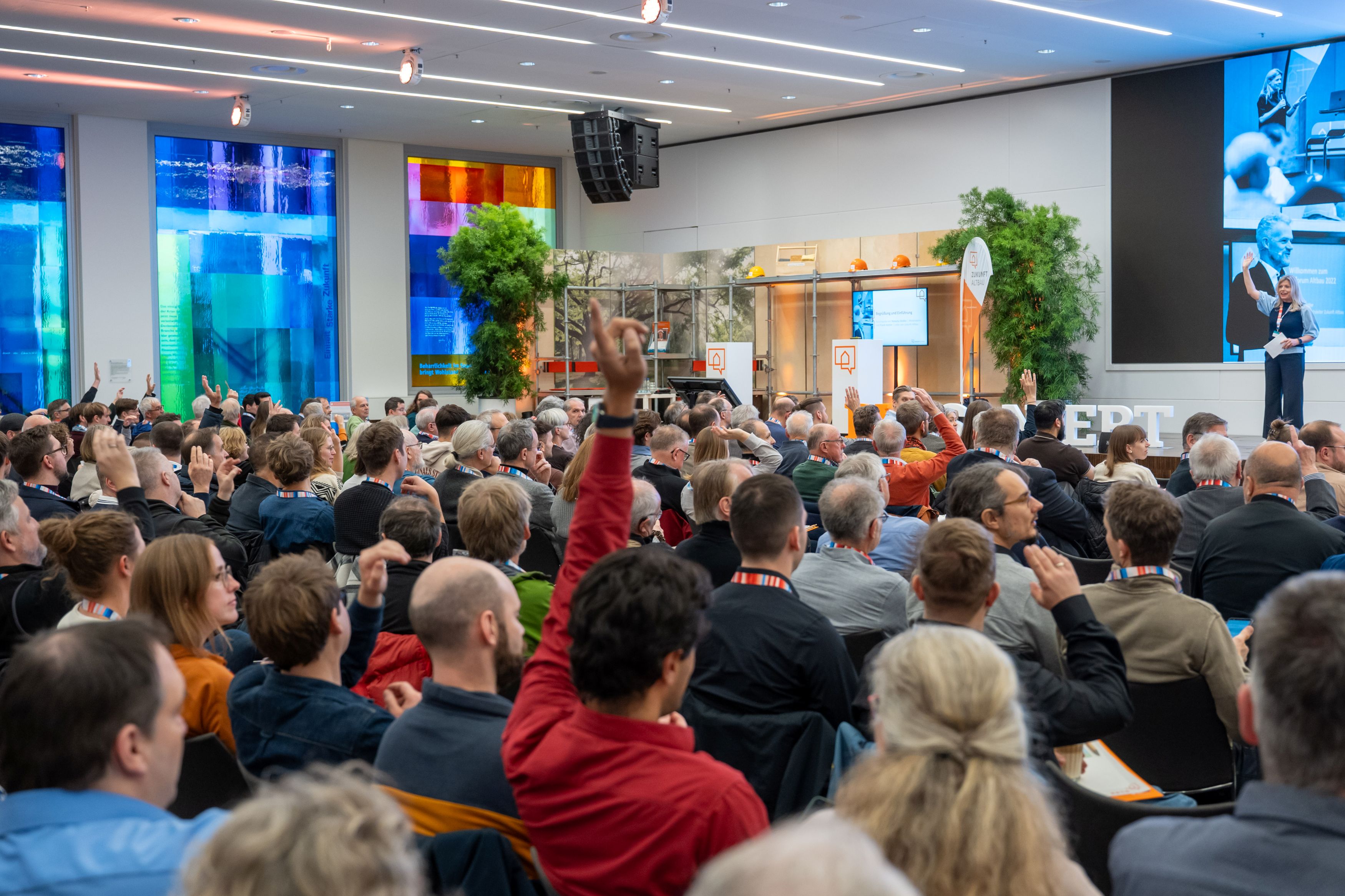 Beim Herbstforum Altbau treffen sich Expertinnen und Experten des energetischen Sanierens in Stuttgart – hier Bilder von diesem Jahr