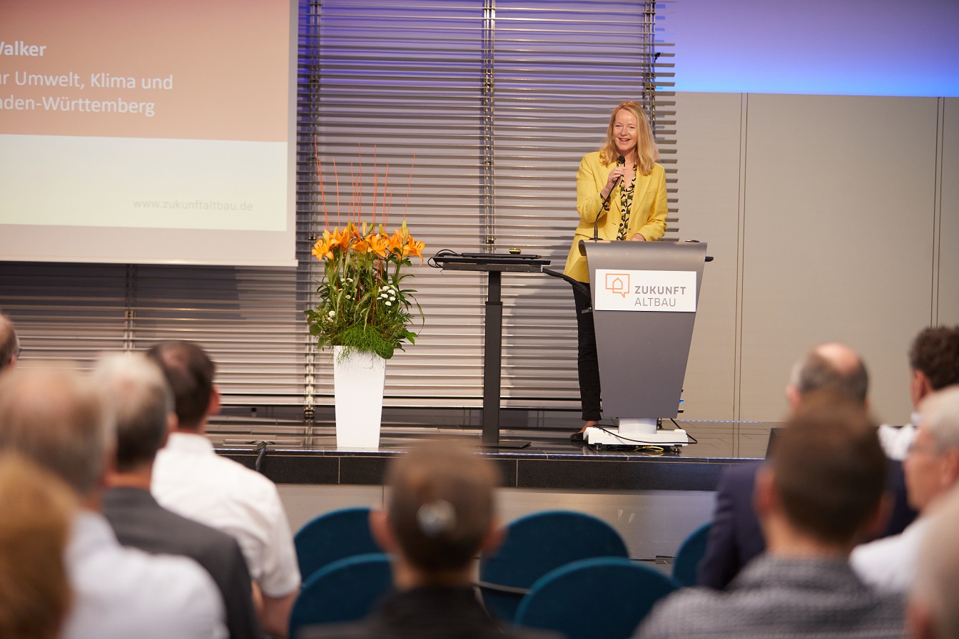 Umweltministerin Thekla Walker bei ihrem Vortrag