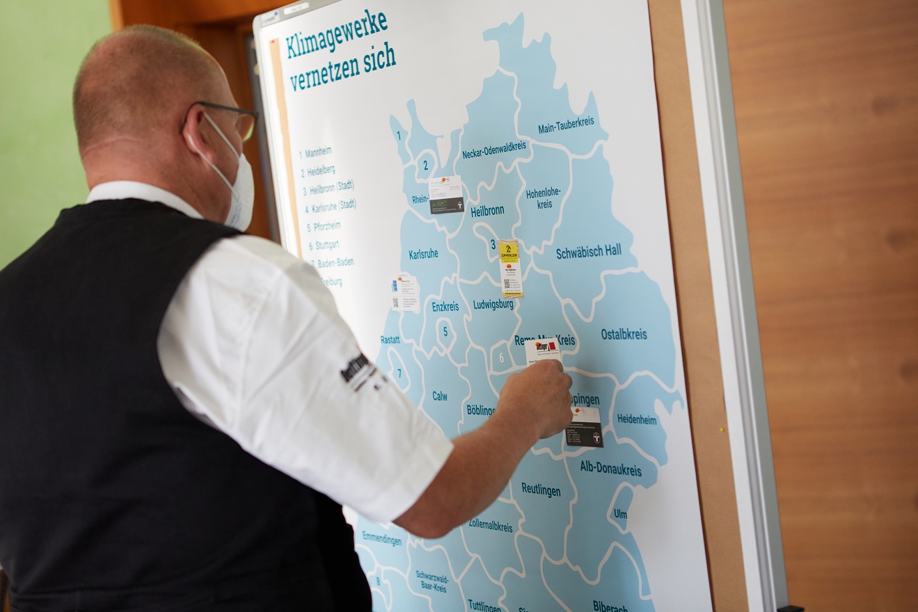 Pinnwand mit Visitenkarten der Teilnehmenden