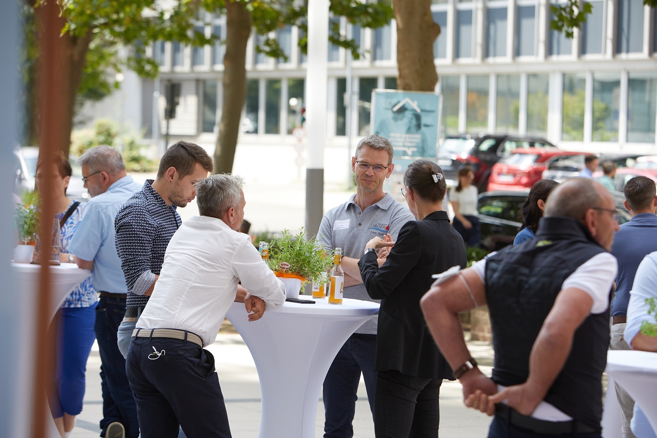 Mittagspause im Freien an weißen Stehtischen