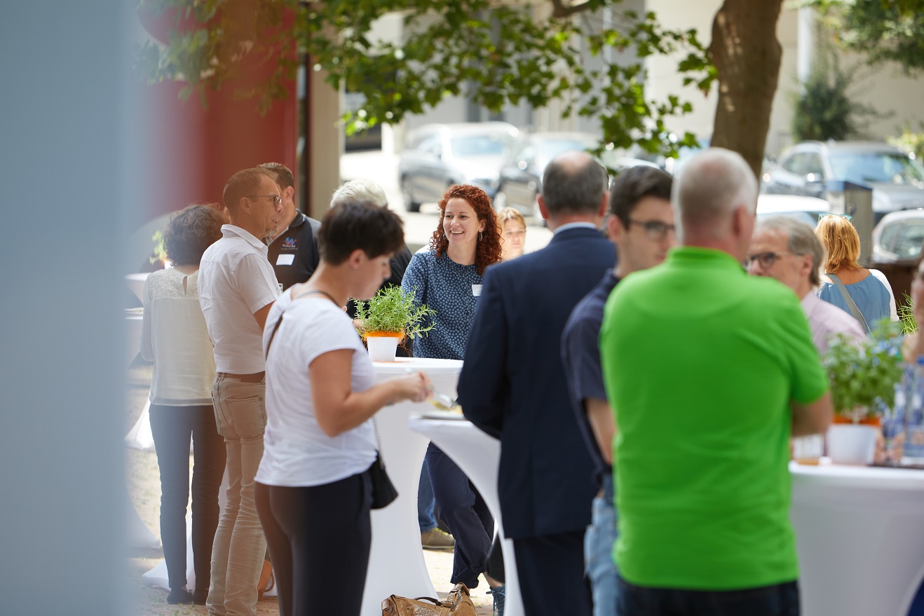 Mittagspause im Freien an weißen Stehtischen