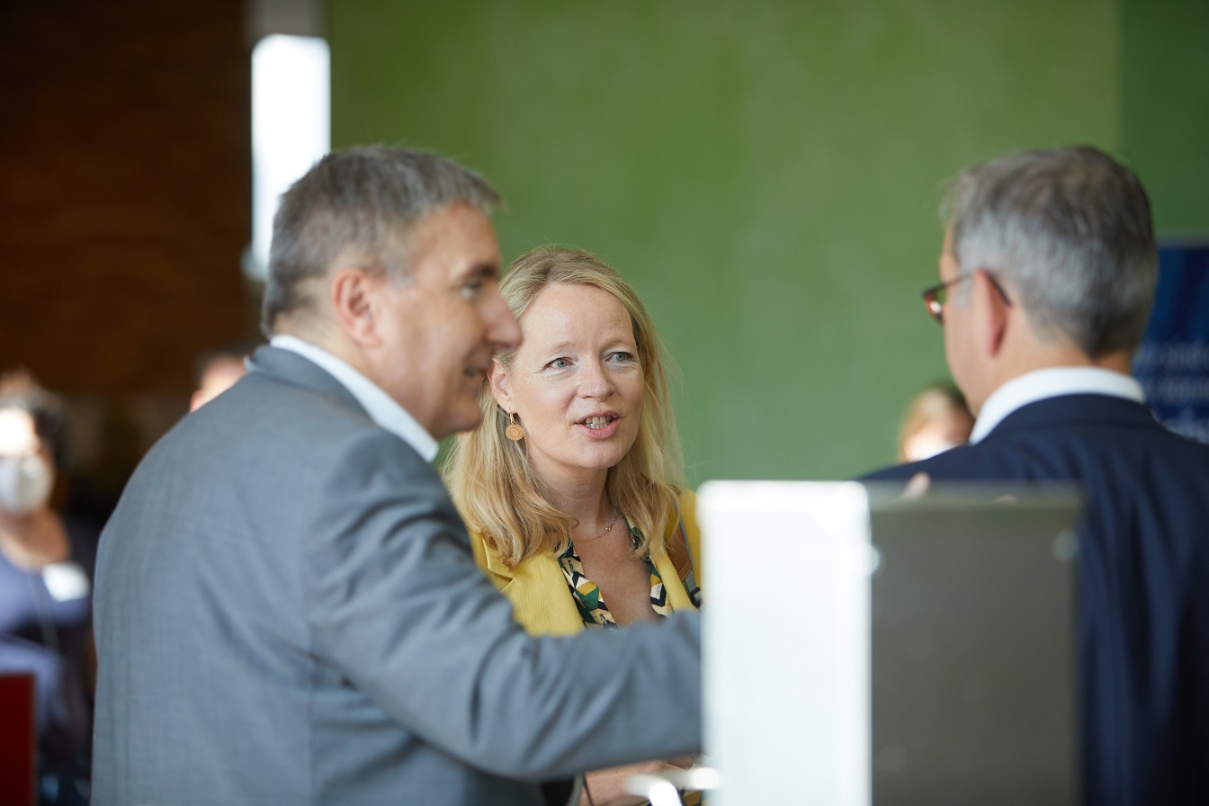 Umweltministerin Thekla Walker im Gespräch. 