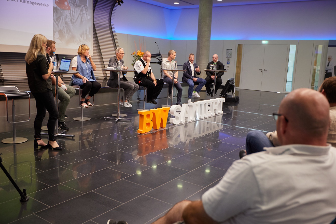 Podiumsdiskussion mit Handwerkerinnen und Handwerkern aus den Klimagewerken