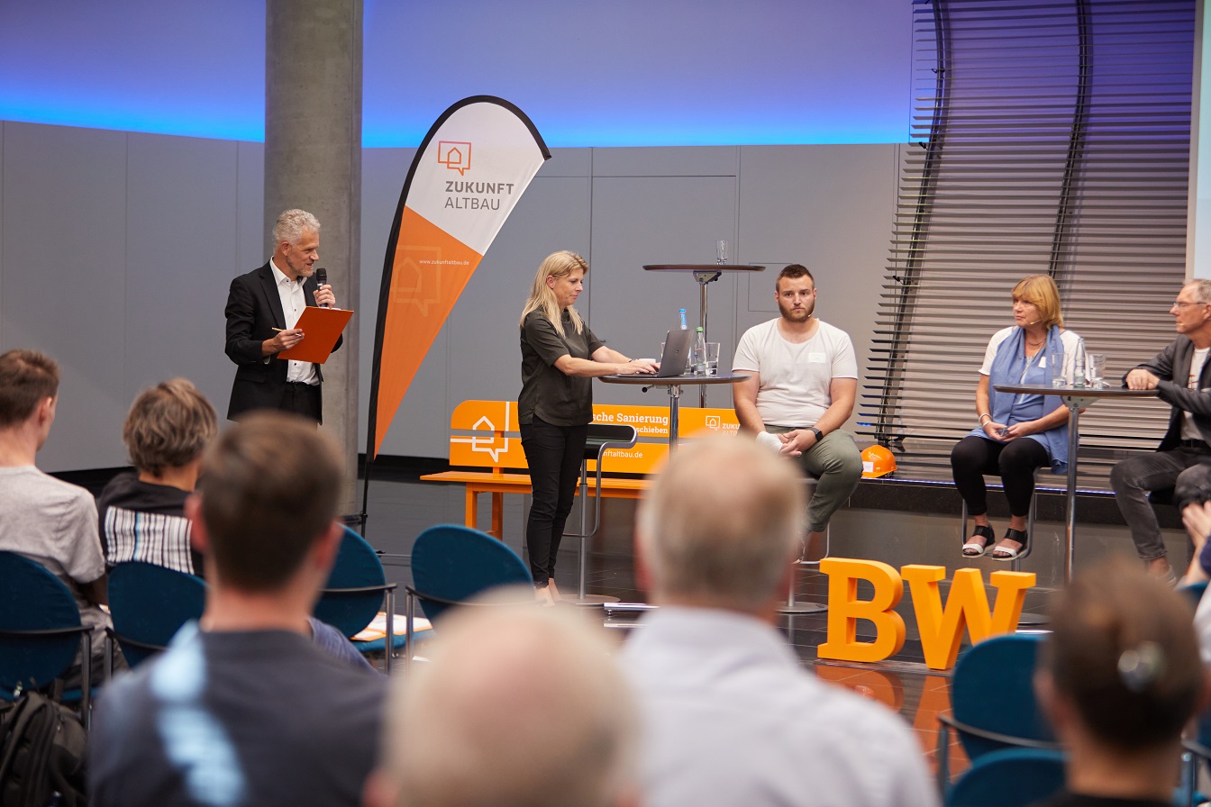 Frank Hettler, Natasha Walker und Vertreterinnen und Vertreter aus dem Handwerk