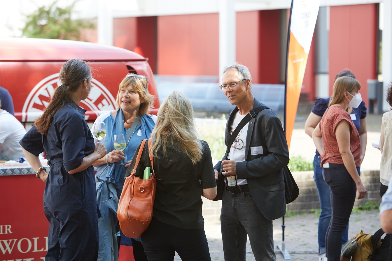 Geselliges Zusammensein an Stehtischen zum Ende der Veranstaltung