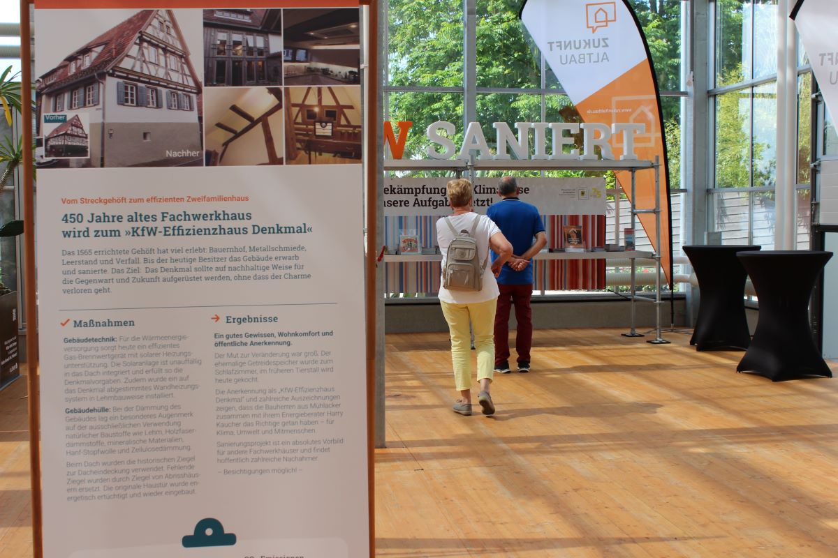 Das Programm Zukunft Altbau informiert auf unterschiedliche Weise zur energetischen Gebäudesanierung bei Veranstaltungen.